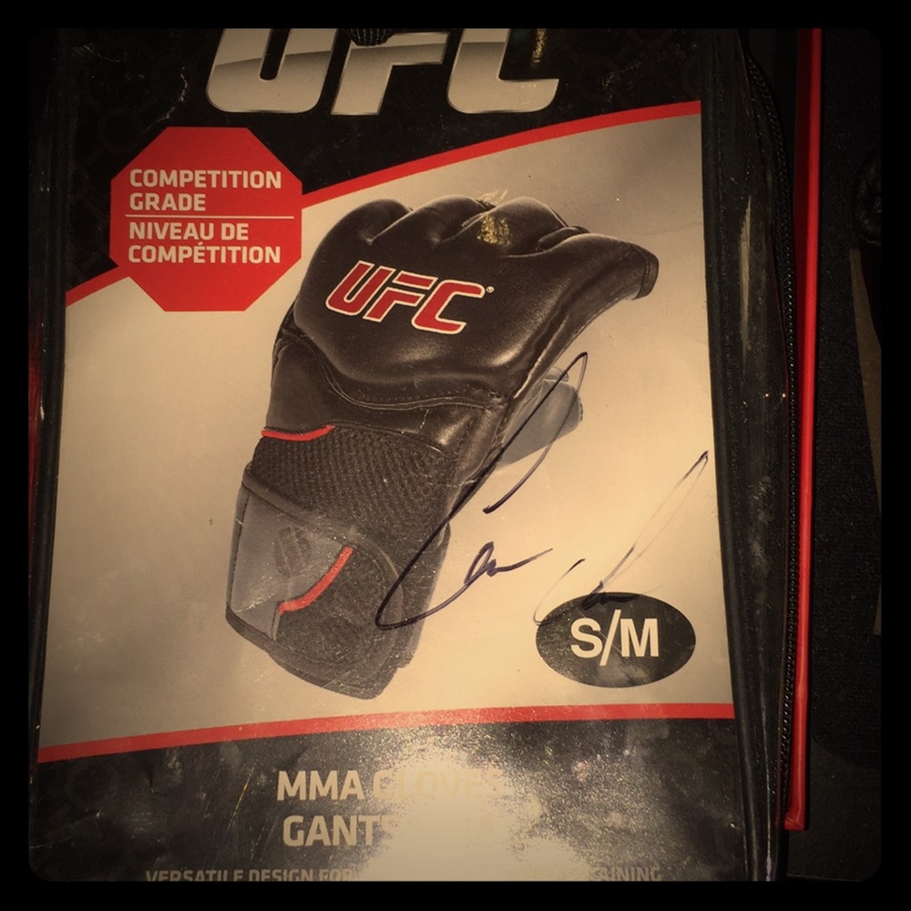 Signed CONOR MCGREGOR UFC RH GLOVE